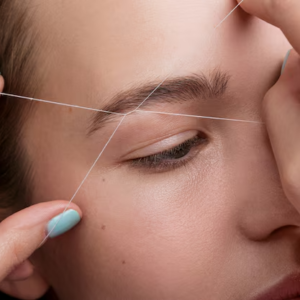 Depilación de cejas con hilo